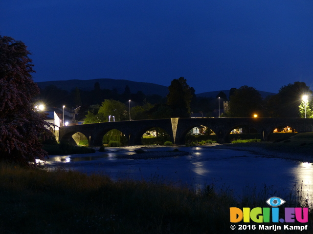 FZ029575 Bridge over river Wye in Builth Wells at night